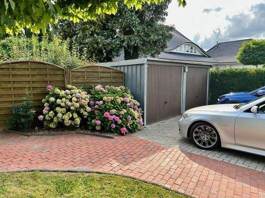 Blick zur Doppelgarage