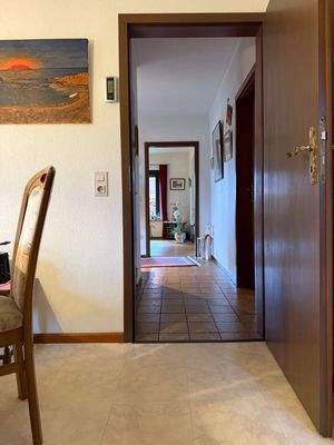 Blick aus der Küche zum Wohn- und Esszimmer