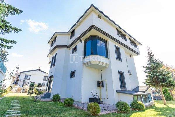 Homes with Pool and Parking in a Natural Landscape in İstanbul
