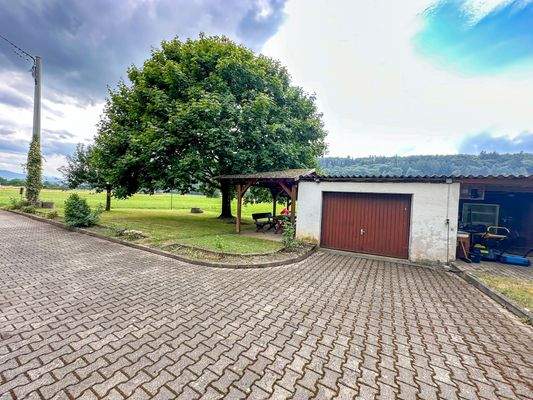 Überdachter Freisitz und Garage