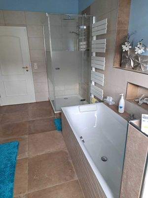 OG Tageslichtbad mit Wanne, Dusche