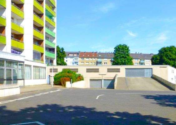 Eingang Burggrafenhalle + 2 Tiefgaragen-Einfahrten