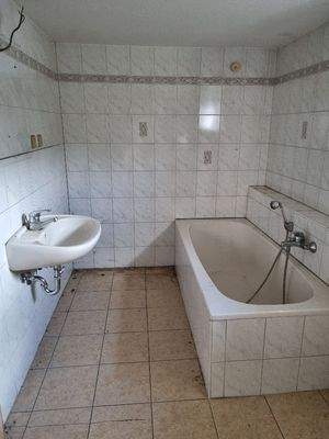 Badezimmer mit Wanne und Dusche