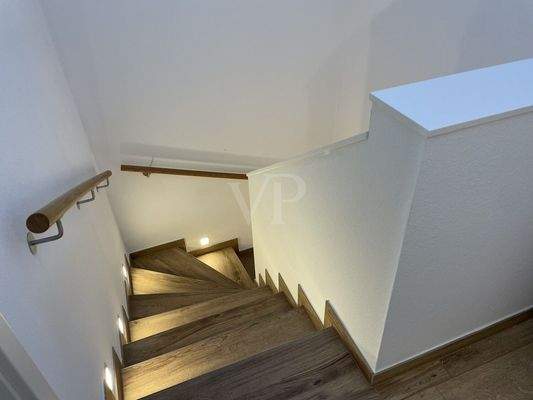 Treppe mit privater Empore für Garderobe