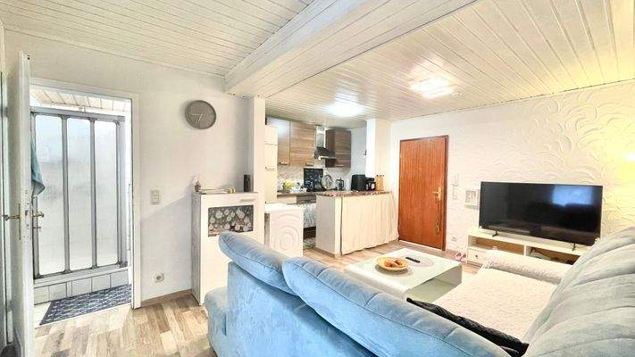 Wohnzimmer mit offener Küche