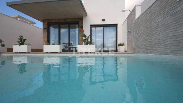 Fantastic Beach-side Detached Villas Located in Alicante