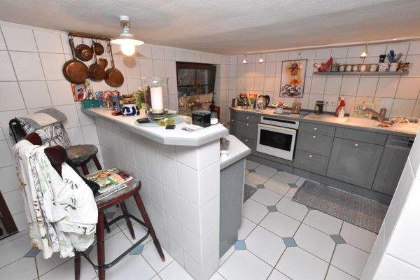 Küche im KG mit Einbauküche