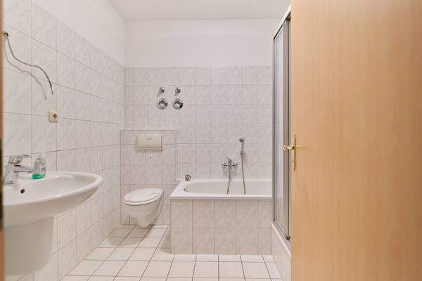 Bad mit Wanne und Dusche