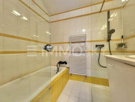 Bad mit Wanne und Dusche