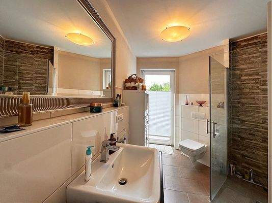 EG Bad mit bodentiefer Dusche