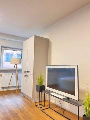 Helles Wohnzimmer mit TV