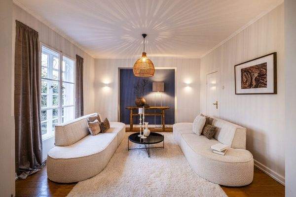 Wohnbereich mit Zugang zur Terrasse und zum Garten