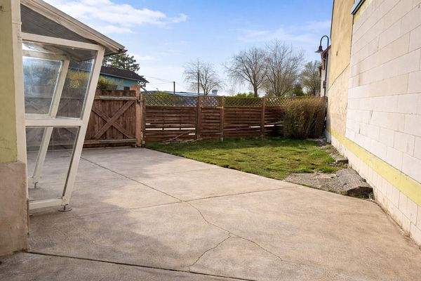 Hof und Grünfläche