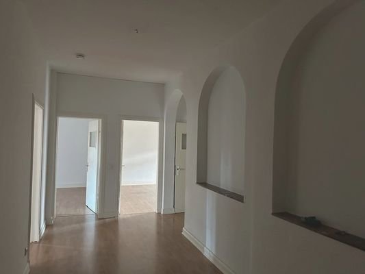 großzügige Flur/Ankunft der Wohnung.jpg