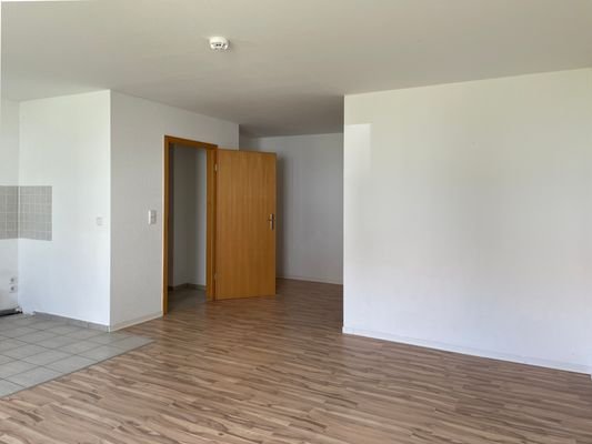 Wohnraum mit Blick zum Flur.JPG