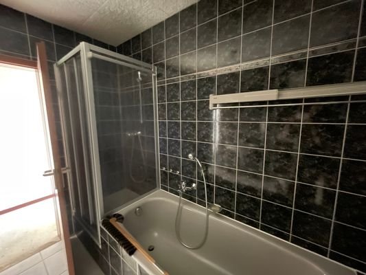 Bad mit Wanne und Dusche