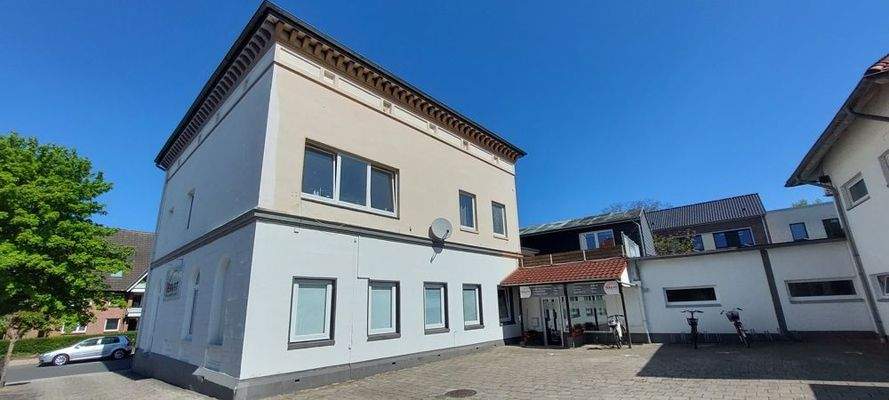 Altbau und Eingang Studio