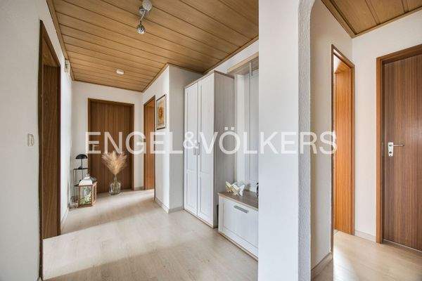 Wohnung Obergeschoss: Einheitlicher Laminatboden aus 2020 in der Diele, Wohn- und Essbereich, Schlafzimmer und im Kinderzimmer