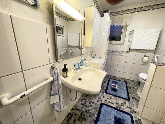 Neuwertiges Badezimmer OG