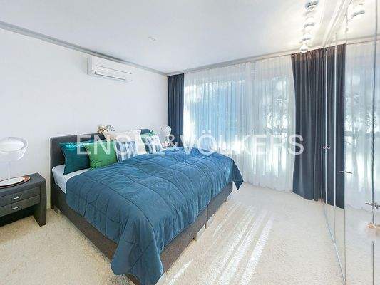 Modernes Schlafzimmer mit Zugang zur Terrasse