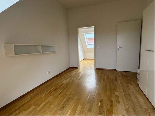 Schlafzimmer mit Blick zur Ankleide