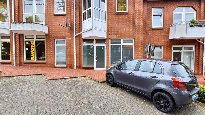 Ladenrückseite mit Parkplätzen