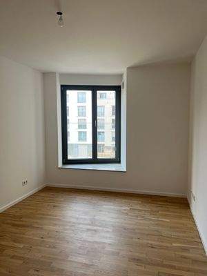 Leeres Zimmer mit Fenster