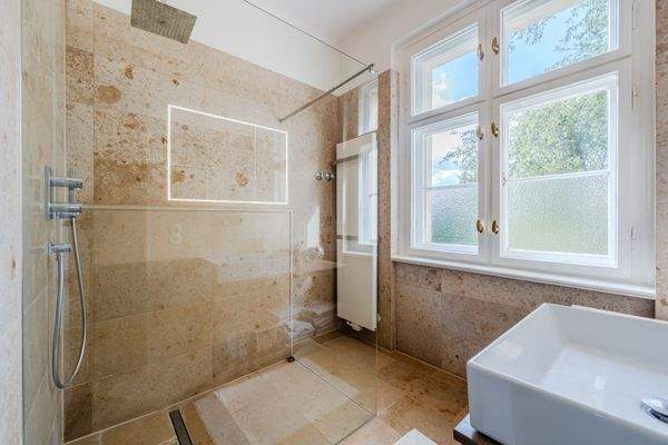 Tagesbelichtetes Duschbad im Obergeschoss