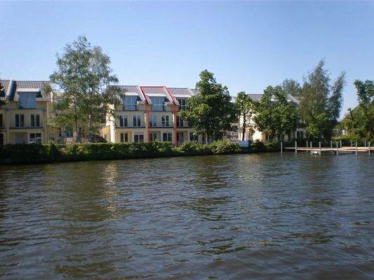 Wohnanlage vom Wasser.jpg