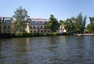 Wohnanlage vom Wasser.jpg