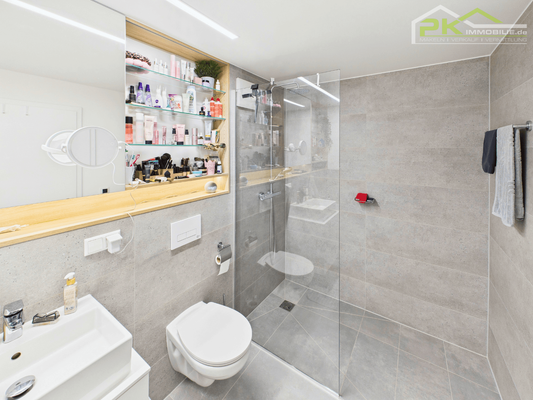 Dusche im Badezimmer OG