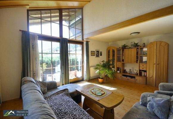 Doppelhaushälfte in Aussichtslage - Wohnzimmer mit Zugang auf die Terrasse