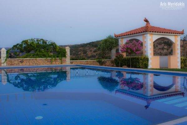 3 Luxusvillen mit Pool in Douliana