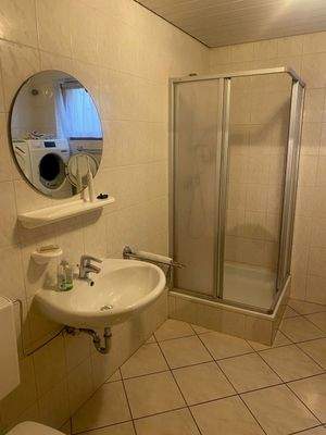 Hauswirtschaftsraum im Keller  mit Dusche und WC