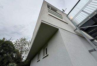 Links Sicht zum Garten, Rechts Seitenansicht Haus