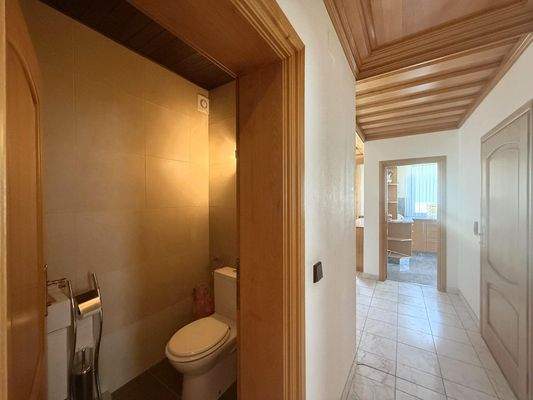 OG 1 / Flur, vom Bad getrennte Toilette