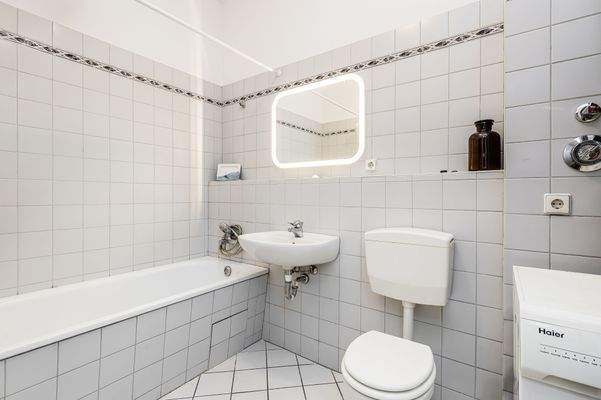 Großes Bad mit Badewanne