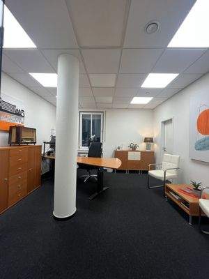 Modernes Büro mit Säule