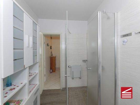 Bad Teilansicht II Blick Richtung Flur