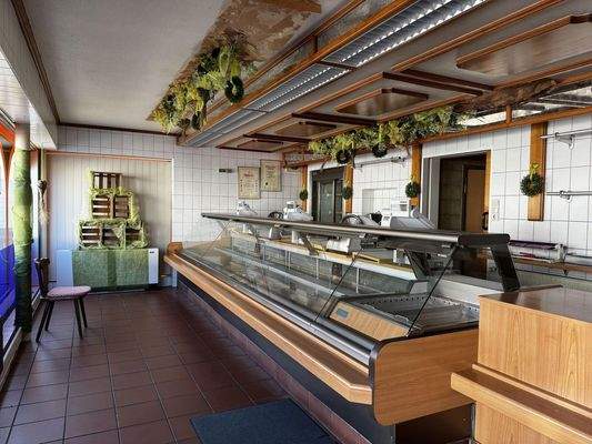 Verkaufsraum mit Kühltheke