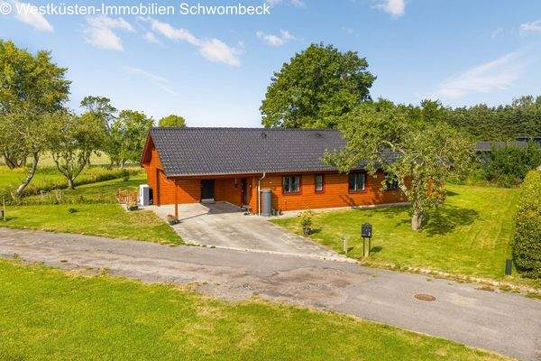 Vorderansicht mit Zufahrt