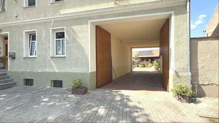 Foto-Durchfahrt zum Innenhof