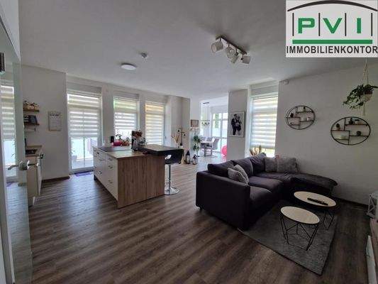 Wohnzimmer mit offener Küche