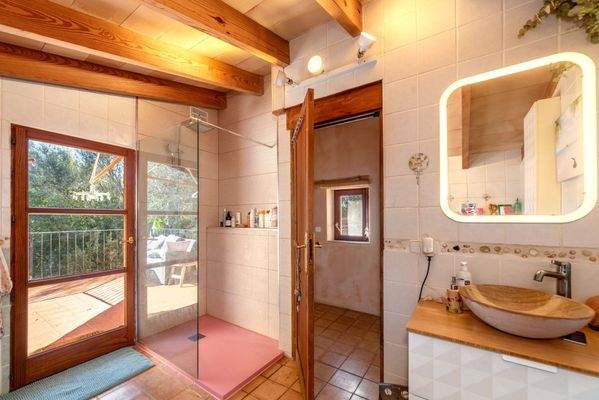 Badezimmer mit Dusche