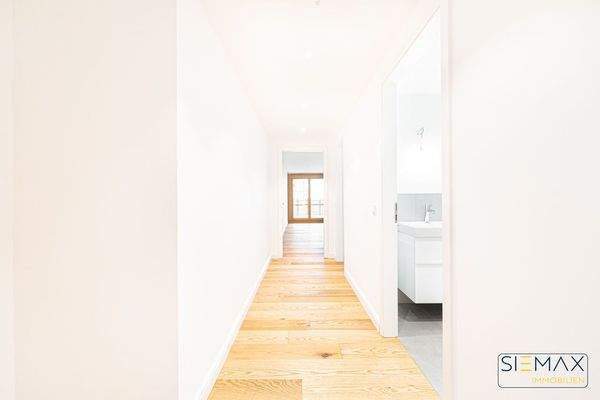 Flur mit Blick Richtung Wohnbereich