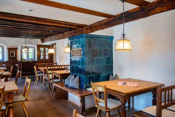 Der Ofen mit historischen Kacheln