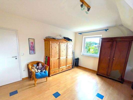 Dieses Schlafzimmer bietet Platz und Weitblick