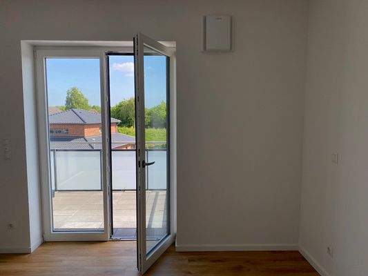 Schlafzimmer mit angr. Bad u. sep. Balkon