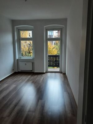 Wohnzimmer + Zugang auf Balkon Po 9