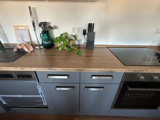 Der Vormieter möchte bei Interesse seine Küche inkl. Geräte (ohne Geschirrspüler) für 1.400 € verkaufen